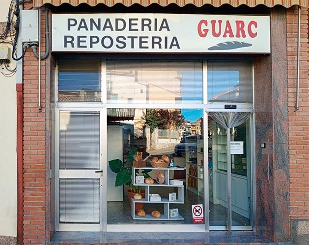 Fachada Panadería Guarc en Valderobles